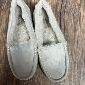 Koolaburra Girls' Light Gray Faux-Fur Lined Moccasins